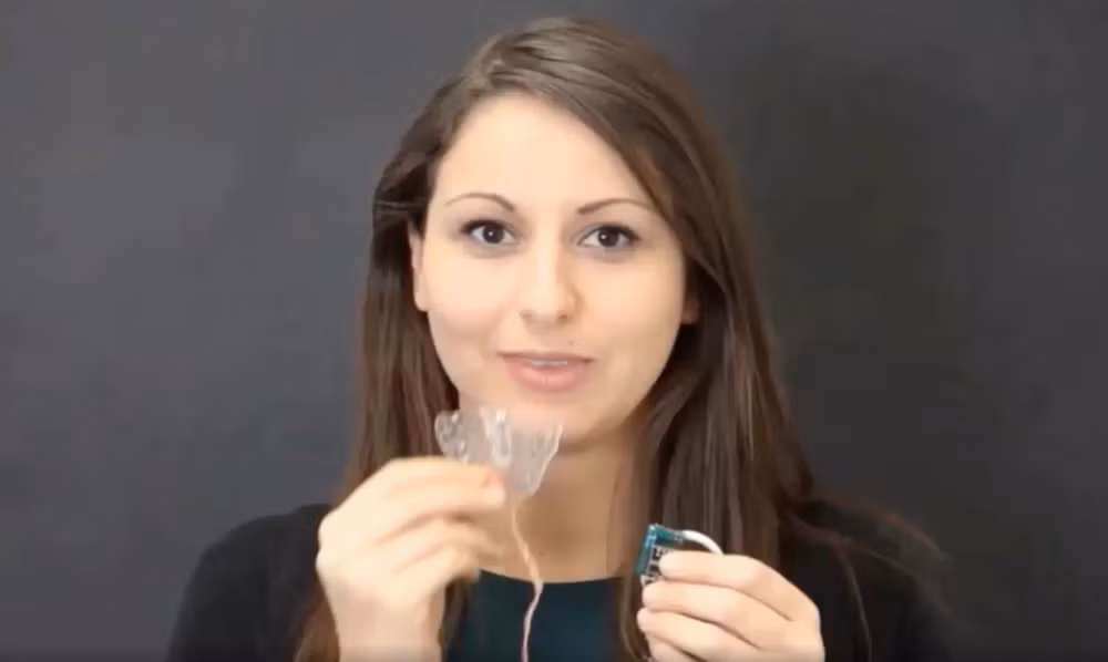 Clasen cho biết, mình nảy ra ý tưởng mới khi cưỡi ngựa. "Cưỡi ngựa là sở thích của tôi. Tôi đặc biệt ấn tượng với cách trao đổi dựa vào xúc giác giữa bàn tay của người cưỡi và mõm ngựa", cô chia sẻ.