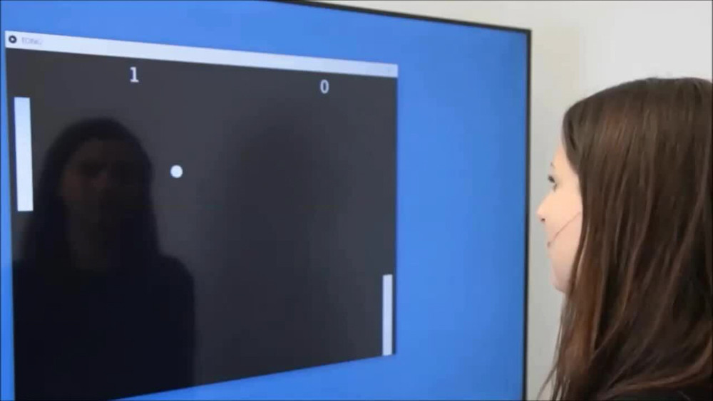 Trong video thử nghiệm, Clasen dùng thiết bị này để chơi một trò chơi điện tử đơn giản.