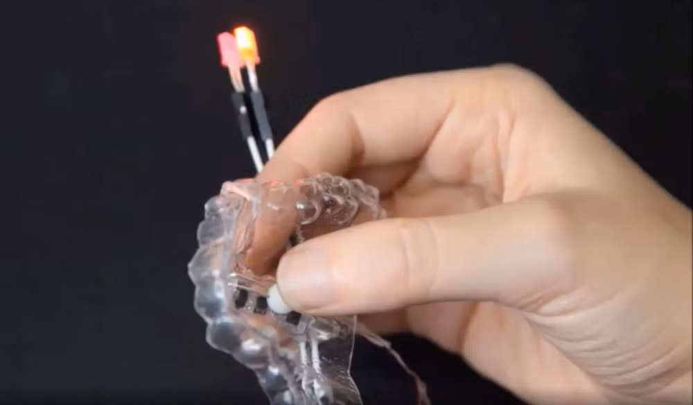 Ngoài ra, nó cũng có thể giúp người đang vướng cả hai tay vẫn sử dụng được máy tính.