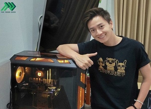 Được biết, bộ PC này đã được Ngô Kiến Huy rinh về từ trước đó khá lâu, thiết kế dựa trên trò chơi đình đám Call Of Duty Black Ops 4, cùng màn hình cong ViewSonic VX 2458 (5,1 triệu đồng). Riêng dàn máy này đã có giá trị khoảng 56 triệu đồng.