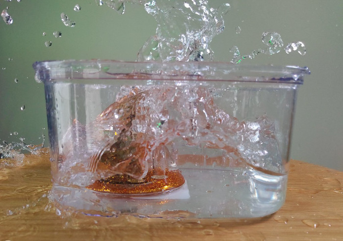 Trong nhiếp ảnh nói chung, đây là phong cách chụp "slash" đòi hỏi chụp ở tốc độ rất cao để có thể đóng băng được từng khoảnh khắc giọt nước tung lên.