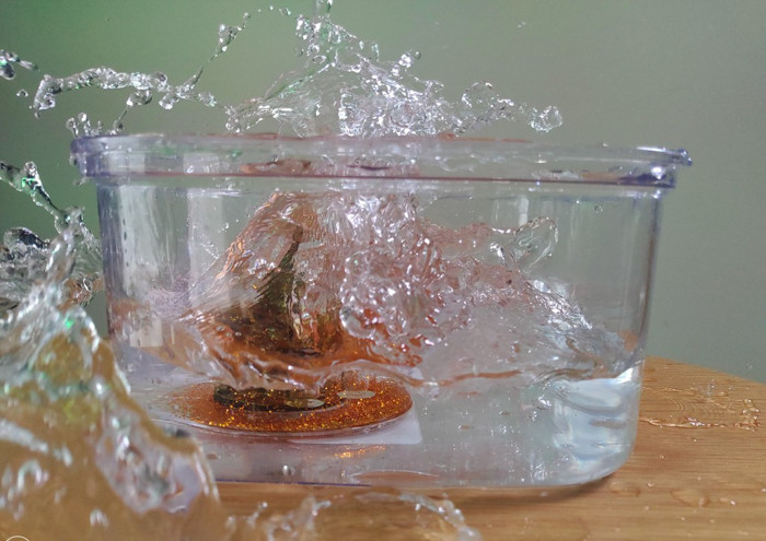 Từng giọt nước tung ra đều được chụp đóng băng hoàn hảo đến từng giọt.