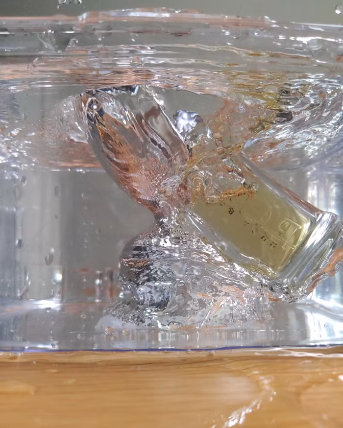 Từng gợn sóng cũng được đóng băng khá hoàn hảo.