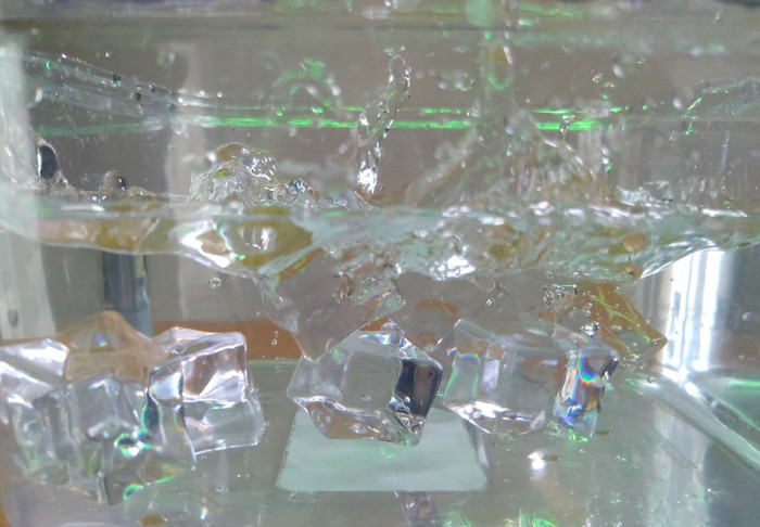 Có thể nhìn thấy rõ từng viên đá nước trong lòng nước trong suốt.