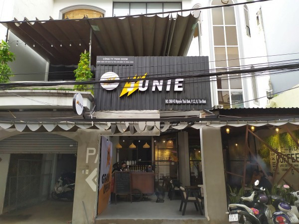 Tiếp nối những cái tên ở trên, Junie - một trong những huyền thoại của làng LMHT Việt Nam từng hi đấu chuyên nghiệp trong màu áo các đội tuyển có tiếng như SAJ, Boba Marine, và từng làm HLV FFQ đã có một sự nghiệp khá thành công khi còn gắn bó với làng game.