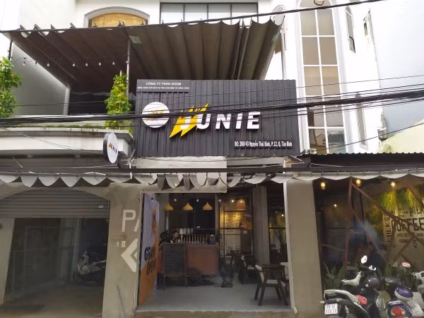 Tiếp nối những cái tên ở trên, Junie - một trong những huyền thoại của làng LMHT Việt Nam từng hi đấu chuyên nghiệp trong màu áo các đội tuyển có tiếng như SAJ, Boba Marine, và từng làm HLV FFQ đã có một sự nghiệp khá thành công khi còn gắn bó với làng game.