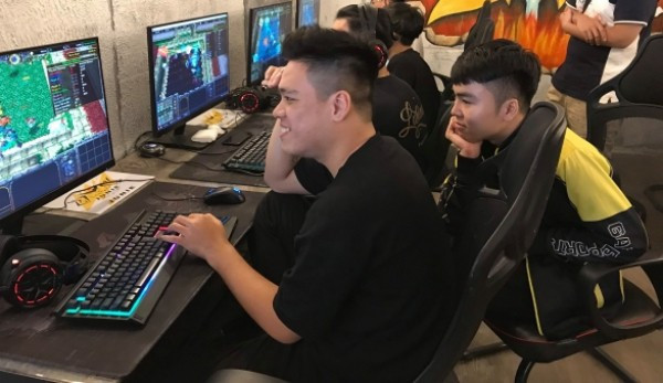 Anh chàng đã trở thành doanh nhân khi mở cyber game kết hợp với quán cafe mang tên Junie Stadium.
