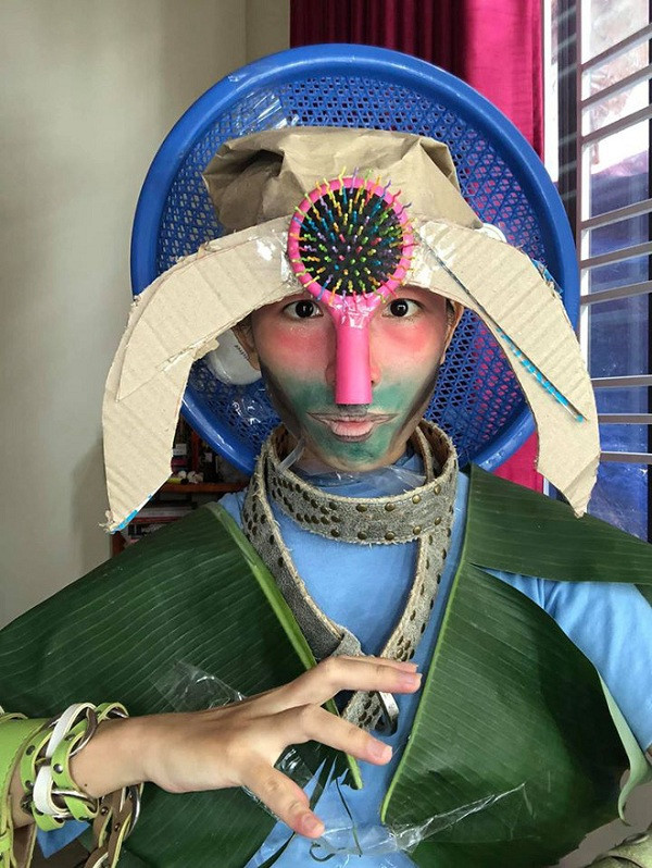 Màn hóa thân cực khác lạ này là ý tưởng của nữ game thủ Việt Mai Khả Di. Vì yêu thích tựa game Dota 2, mê cosplay nhưng không có nhiều kinh phí, cô nàng đã "tận dụng" tối đa những vật dụng quen thuộc, thường gặp tại Việt Nam để hóa trang thành nhân vật Oracle.