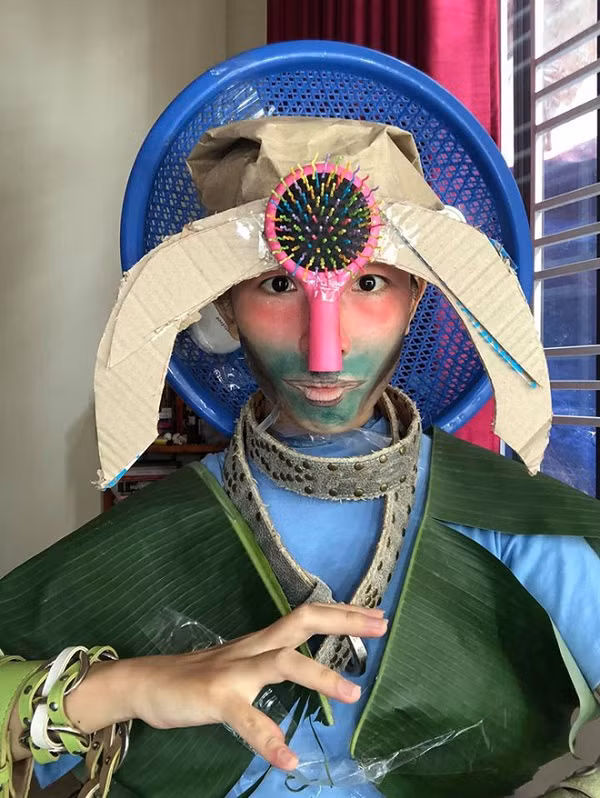 Màn hóa thân cực khác lạ này là ý tưởng của nữ game thủ Việt Mai Khả Di. Vì yêu thích tựa game Dota 2, mê cosplay nhưng không có nhiều kinh phí, cô nàng đã "tận dụng" tối đa những vật dụng quen thuộc, thường gặp tại Việt Nam để hóa trang thành nhân vật Oracle.