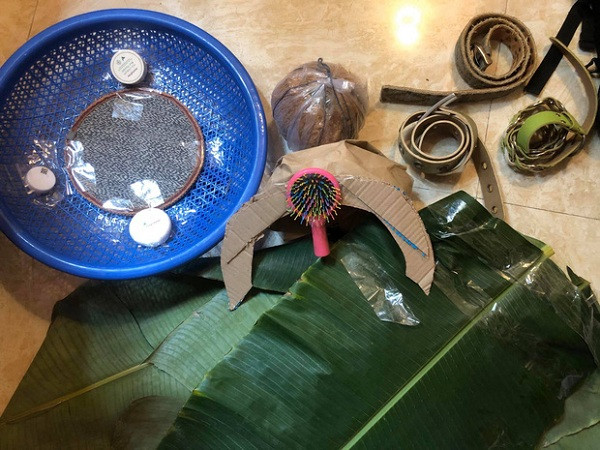 Nào là lá chuối thay cho áo choàng xịn xò, chiếc thắt lưng cũ tận dụng làm vòng cổ, vòng tay, mượn rổ rau của mẹ cùng vài tấm bìa carton làm vương miện.