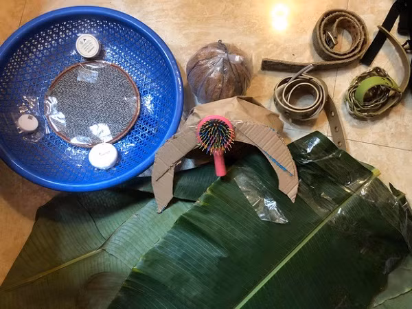 Nào là lá chuối thay cho áo choàng xịn xò, chiếc thắt lưng cũ tận dụng làm vòng cổ, vòng tay, mượn rổ rau của mẹ cùng vài tấm bìa carton làm vương miện.