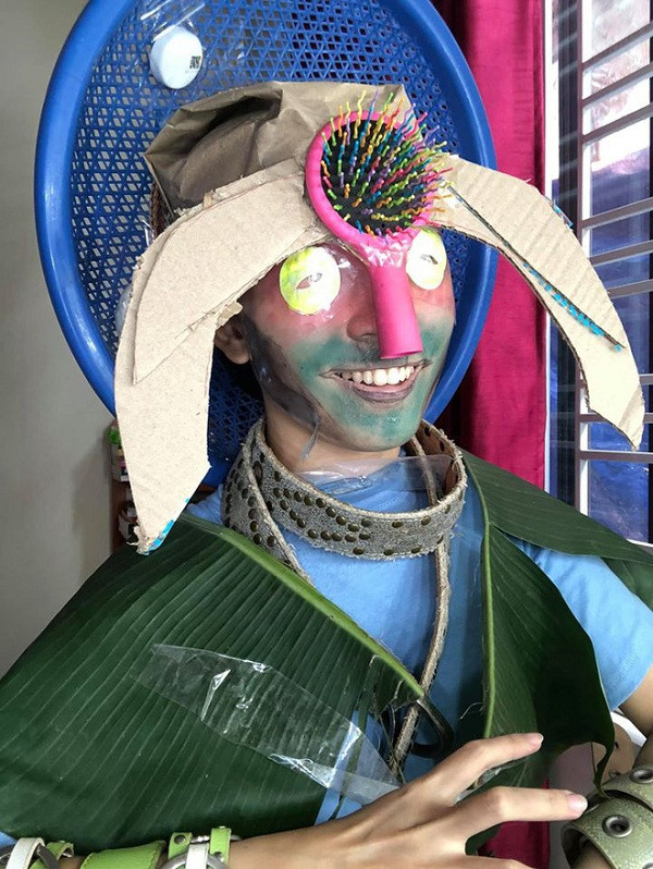 Để tăng thêm phần chân thực cho màn cosplay Dota 2 phiên bản ''cây nhà lá vườn'', nữ game thủ Việt còn chịu khó hóa trang khuôn mặt với màu sắc giống hệt bản gốc.