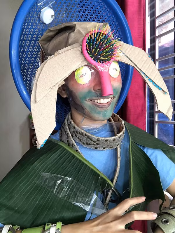 Để tăng thêm phần chân thực cho màn cosplay Dota 2 phiên bản ''cây nhà lá vườn'', nữ game thủ Việt còn chịu khó hóa trang khuôn mặt với màu sắc giống hệt bản gốc.