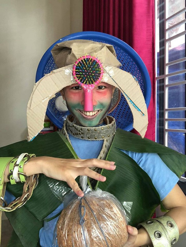 Viên ngọc lấp lánh gắn trên đầu được thay bằng một chiếc lược mini, còn vũ khí tối thượng lại là một...quả bí ngô.