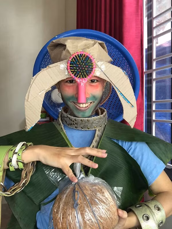 Viên ngọc lấp lánh gắn trên đầu được thay bằng một chiếc lược mini, còn vũ khí tối thượng lại là một...quả bí ngô.