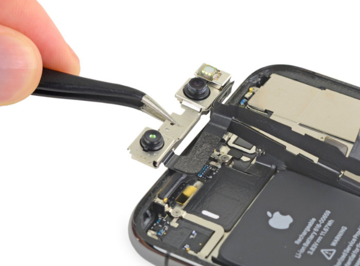 Hầu hết laptop, gồm cả MacBook Pro sử dụng cụm webcam 720p do công ty Micron sản xuất. Cụm webcam này cần khoảng không gian chỉ 7mm để lắp vừa tất cả các bộ phận. Tuy vậy, màn hình ngày càng lớn hơn nhờ thu hẹp phần viền thì việc gắn vừa cụm webcam chỉ 7mm thậm chí cũng gặp khó khăn.