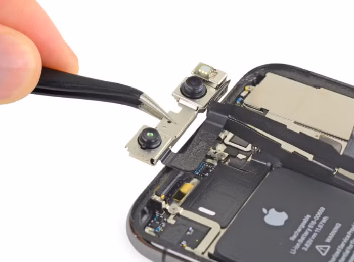 Hầu hết laptop, gồm cả MacBook Pro sử dụng cụm webcam 720p do công ty Micron sản xuất. Cụm webcam này cần khoảng không gian chỉ 7mm để lắp vừa tất cả các bộ phận. Tuy vậy, màn hình ngày càng lớn hơn nhờ thu hẹp phần viền thì việc gắn vừa cụm webcam chỉ 7mm thậm chí cũng gặp khó khăn.