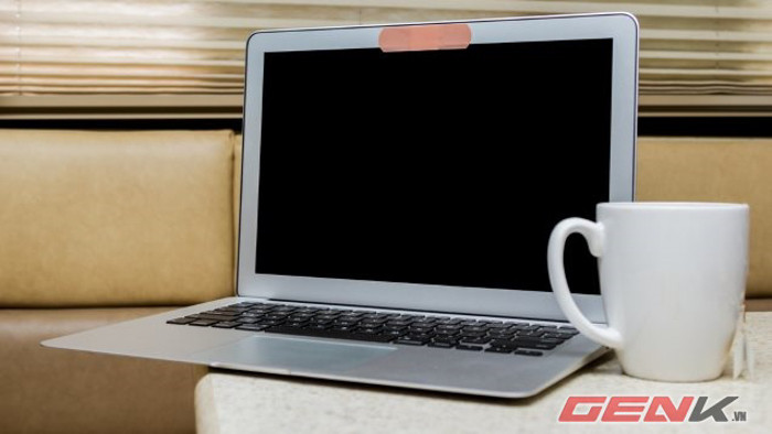 Hầu hết laptop, gồm cả MacBook Pro sử dụng cụm webcam 720p do công ty Micron sản xuất. Cụm webcam này cần khoảng không gian chỉ 7mm để lắp vừa tất cả các bộ phận. Tuy vậy, màn hình ngày càng lớn hơn nhờ thu hẹp phần viền thì việc gắn vừa cụm webcam chỉ 7mm thậm chí cũng gặp khó khăn.