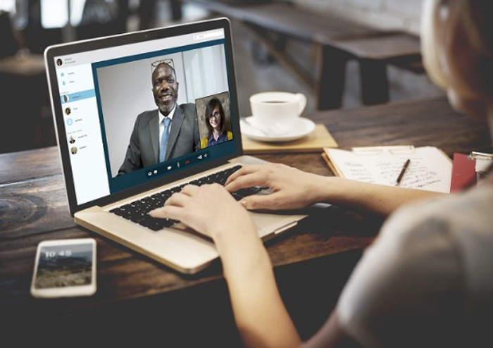 Với những nhà sản xuất laptop, việc tăng chất lượng webcam sẽ làm tăng giá thành sản phẩm một cách không cần thiết vì khách hàng của họ tập trung hơn vào hiệu năng và các tính năng riêng chứ không phải chất lượng webcam. Mặt khác, khách hàng chắc hẳn sẽ chi nhiều tiền hơn để có chất lượng ảnh selfie tốt hơn là dùng webcam trên laptop.