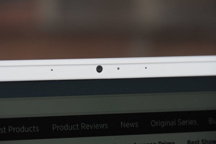 Hầu hết chúng ta đều không quan tâm đến webcam khi chọn mua laptop. Nhưng dịch bệnh lần này đã khiến hàng triệu người phải làm viêc tại nhà thông qua video call. Vì thế, những chiếc webcam đã được chú ý đến nhiều hơn và lòi ra sự thật rằng chúng dở tệ.