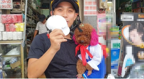 Cô chó này có tên là Su Xí Xọn thuộc giống chó Poodle, hiện được anh Thắng ở Bình Dương chăm sóc. Dù mới hơn 2 tuổi nhưng Su rất ngoan và thông minh, đặc biệt gây thích thú bởi sở thích đi bằng hai chân như người.