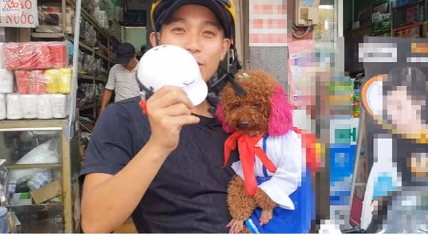 Cô chó này có tên là Su Xí Xọn thuộc giống chó Poodle, hiện được anh Thắng ở Bình Dương chăm sóc. Dù mới hơn 2 tuổi nhưng Su rất ngoan và thông minh, đặc biệt gây thích thú bởi sở thích đi bằng hai chân như người.