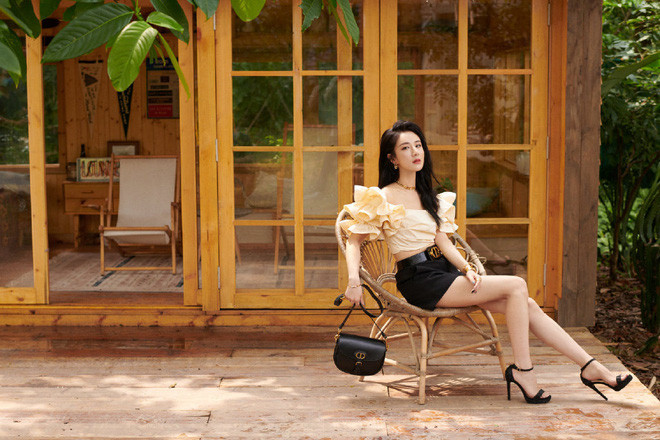 Người đẹp Vi Á tên thật là Hoàng Vi, sinh năm 1985, đến từ tỉnh An Huy (Trung Quốc). Cô là người dẫn chính cho chương trình tạp kỹ diễn ra hàng đêm, bao gồm trò chuyện và bán hàng.