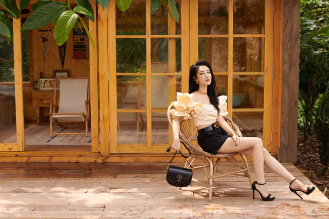 Người đẹp Vi Á tên thật là Hoàng Vi, sinh năm 1985, đến từ tỉnh An Huy (Trung Quốc). Cô là người dẫn chính cho chương trình tạp kỹ diễn ra hàng đêm, bao gồm trò chuyện và bán hàng.