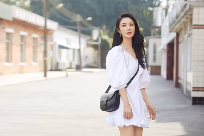 Là nữ hoàng trong một hệ sinh thái mua sắm trực tuyến Trung Quốc, chỉ tính riêng năm 2018, Vi Á đã có thu nhập 30 triệu USD (tương đương với hơn 700 tỷ VNĐ). Số liệu này được gã khổng lồ thương mại điện tử Trung Quốc Alibaba công bố.