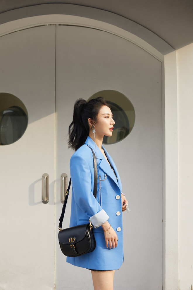 Không chỉ sở hữu khả năng bán hàng thần sầu, Vi Á còn được hâm mộ bởi nhan sắc xinh đẹp, phong cách thời trang nữ tính không thua kém hot girl nổi tiếng nào.