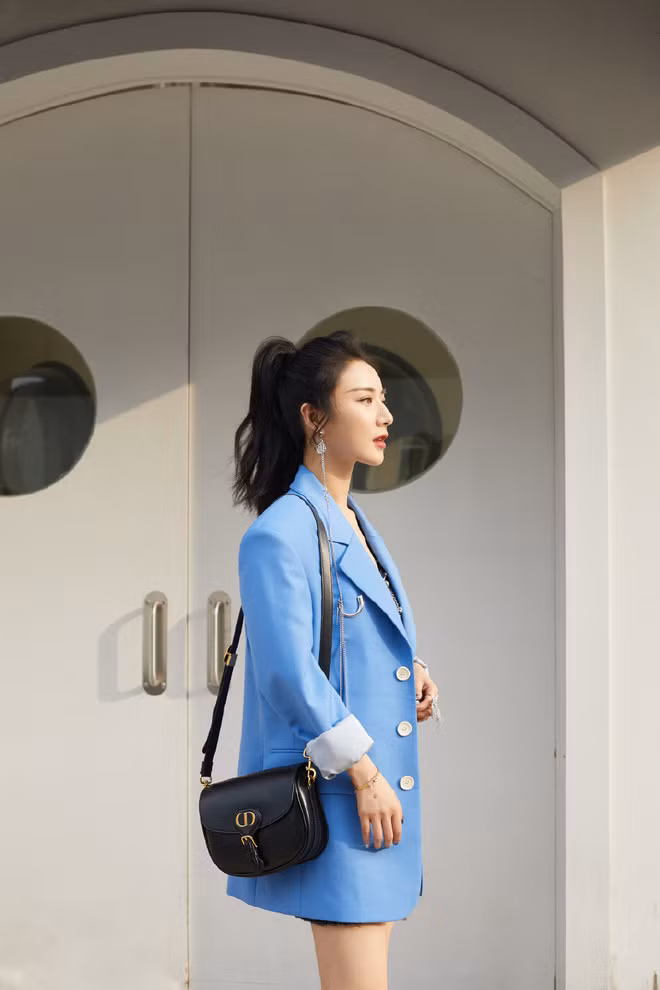 Không chỉ sở hữu khả năng bán hàng thần sầu, Vi Á còn được hâm mộ bởi nhan sắc xinh đẹp, phong cách thời trang nữ tính không thua kém hot girl nổi tiếng nào.