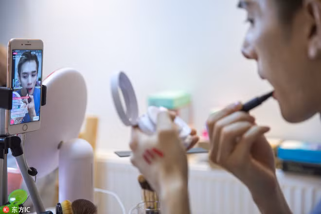 Bằng việc ngồi trước màn hình điện thoại và bán soi môi trên ứng dụng livestream, Lý Giai Kỳ được nhiều người gọi là "ông hoàng son môi Trung Quốc".