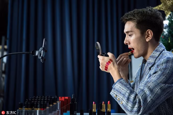 Mỗi ngày, Lý Giai Kỳ sẽ thử khoảng 300 mẫu son khác nhau với hơn 7 tiếng livestream liên tục trên trang web này.