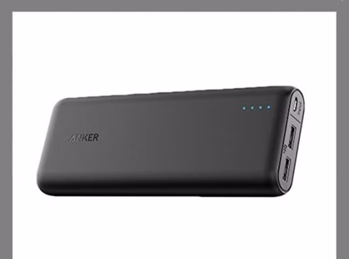 Pin sạc ngoài đã trở nên phổ biến nhưng thường kích thước chúng khá cồng kềnh và dung lượng (số mAh) không cao. Biết được điều này, thương hiệu Anker mang đến cho bạn một giải pháp hữu ích với một pin dự phòng có trọng lượng chưa đầy 450 gram nhưng có khả năng sạc iphone 6 đến 7 lần. Thêm vào đó, thiết bị có 2 cổng USB, vì vậy bạn cũng có thể giúp đỡ người bạn đồng hành khi thiết bị di động của họ hết pin.