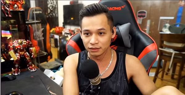 Bởi lẽ "trốn stream" dường như đã trở thành món đặc sản không thể thiếu của kênh Độ Mixi, từ gia đình, bạn bè đến công việc đều trở thành cái cớ để Tộc trưởng ''lươn lẹo''. Những lý do này cũng khiến fan của anh cảm thấy thú vị, chính là dịp để bóc mẽ, troll ngược idol.