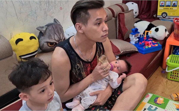 ''Bóc mẽ'' là vậy nhưng phần lớn người hâm mộ đều bị thuyết phục bởi lý do đặc biệt này. Bởi khi Độ Mixi phải dành quá nhiều thời gian cho việc livestream với khung giờ có phần "trái khoáy" thì việc đôi lúc tranh thủ thời gian chăm lo cho gia đình là điều đúng đắn.