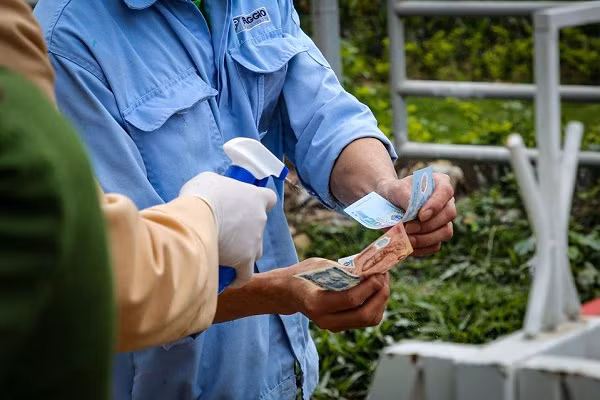 Việc chuyển tiền qua lại từ tay người này sang tay người khác trong những giao dịch, mua bán hàng ngày không hề vô hại, mà ngược lại, nguy hiểm hơn bạn tưởng. Tiền là một trong những vật dụng bẩn nhất, chứa hàng ngàn vi khuẩn lây bệnh, có thể bao gồm cả virus Covid-19.