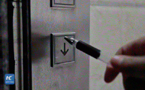 Để hạn chế lây nhiễm virus corna, các chuyên gia y tế khuyên người dân nên tận dụng những đầu bút hết mực, tăm bông, hoặc khăn giấy,…khi bấm nút tại nơi công cộng. Sau khi dùng xong thì vứt chúng vào thùng rác ngay.