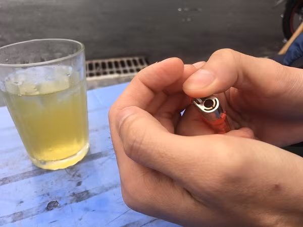 Ngay cả khi chạm vào những vật dụng tại các quán ăn, điểm công cộng bạn cũng nên sát khuẩn tay bằng dung dịch cồn nhẹ hoặc nước rửa tay chuyên dụng, để tránh nguy cơ lây lan Covid-19.