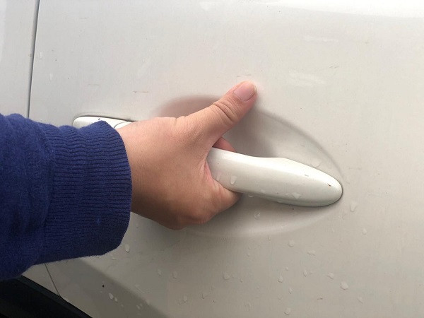 Sau khi chạm vào tay nắm cửa ô tô, cửa trung tâm thương mại, hay cửa phòng chung,…