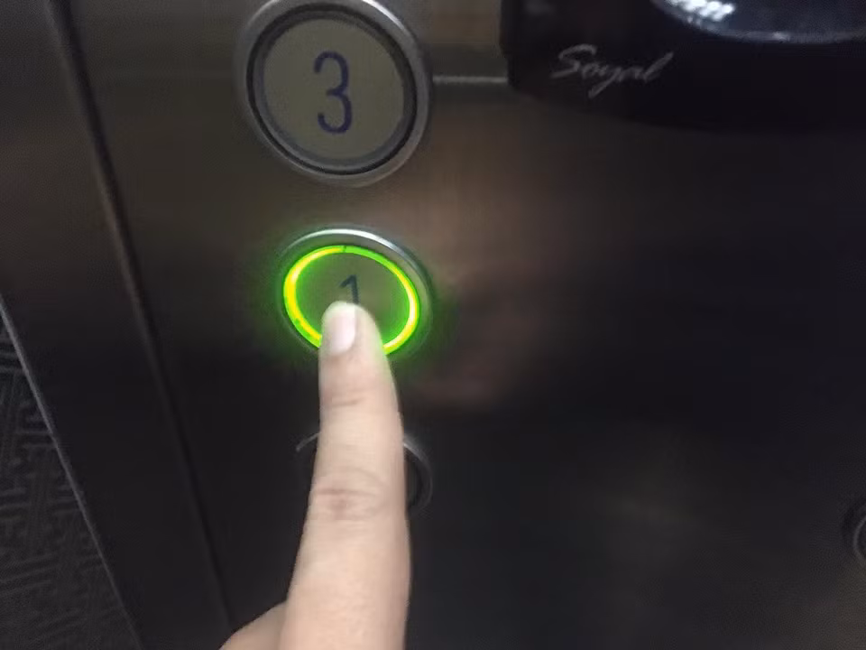 Mùa dịch Covid-19, bấm nút thang máy dường như trở thành “nỗi ám ảnh” của nhiều người. Nút bấm trong thang máy được sử dụng hàng ngày, mang theo vi khuẩn, thậm chí là mầm bệnh nguy hiểm nếu người sử dụng không rửa tay sạch sau khi có biểu hiện ho hay hắt hơi.