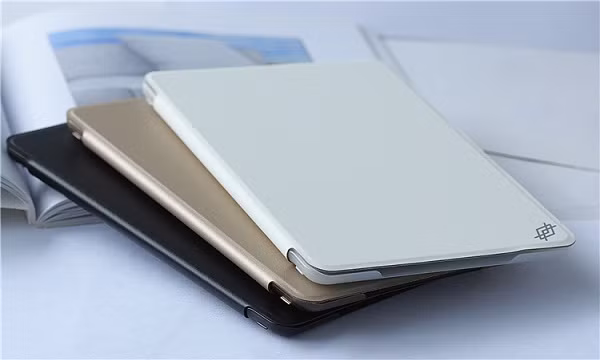Hãy thường xuyên vệ sinh iPad bằng khăn chuyên dụng, chú ý làm sạch các cổng, loa,...bằng tăm. Khi iPad đã được vệ sinh xong thì cần cho vào ốp bảo vệ để giữ cho thiết bị luôn sạch sẽ, đồng thời chống rơi vỡ do vô tình một cách hiệu quả hơn.