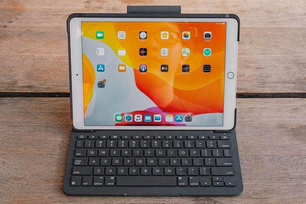 Hãy chuyển sang dùng bàn phím và bàn di chuột nếu màn hình iPad của bạn bị nứt hoặc bắt đầu có dấu hiệu phản ứng chậm lại khi chạm vào để tương tác trên màn hình.