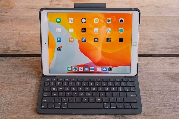 Hãy chuyển sang dùng bàn phím và bàn di chuột nếu màn hình iPad của bạn bị nứt hoặc bắt đầu có dấu hiệu phản ứng chậm lại khi chạm vào để tương tác trên màn hình.