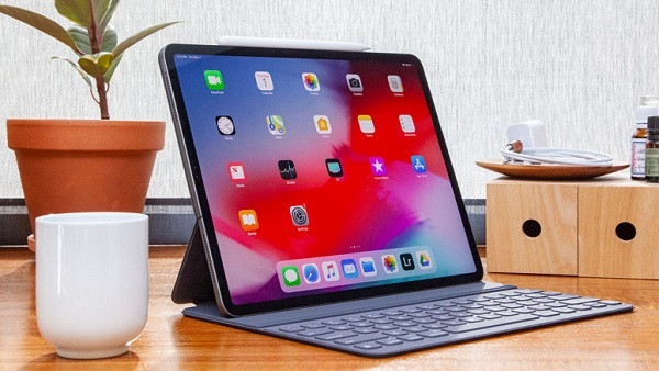 Hạn chế tối đa việc đặt iPad ở nơi có điều kiện thời tiết khắc nghiệt như quá lạnh hoặc quá nóng. Một mẹo nhỏ khác là nếu không sử dụng iPad trong vài tuần hoặc lâu hơn thì lưu ý đừng sạc đầy pin trước khi để chờ mà chỉ sạc tới 50% và tắt đi, sau đó nên sạc lại tới 50% sau mỗi 6 tháng.