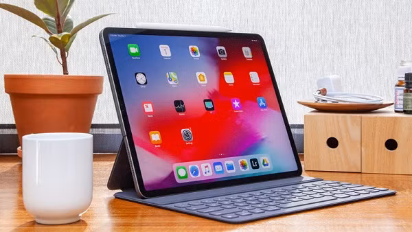Hạn chế tối đa việc đặt iPad ở nơi có điều kiện thời tiết khắc nghiệt như quá lạnh hoặc quá nóng. Một mẹo nhỏ khác là nếu không sử dụng iPad trong vài tuần hoặc lâu hơn thì lưu ý đừng sạc đầy pin trước khi để chờ mà chỉ sạc tới 50% và tắt đi, sau đó nên sạc lại tới 50% sau mỗi 6 tháng.