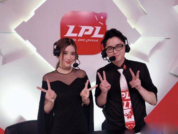 Cô là thành viên phụ trợ của đội TFG, trình độ chơi game siêu đỉnh, lại thêm tài lẻ vẽ tranh, bảo sao cánh mày râu ''mê như điếu đổ''.