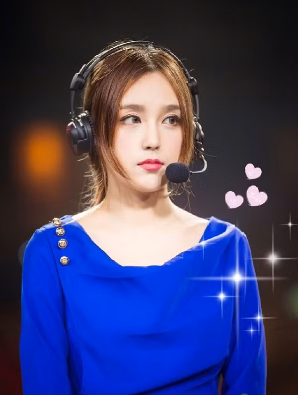 Vượt mặt nữ thần Candice, streamer Rita đang là cái tên ''nổi đình nổi đám'' trong giới eSports, đặc biệt là cộng đồng Liên Minh Huyền Thoại sau khi trở thành dẫn chương trình kiêm nữ streamer cho giải đấu LPL.