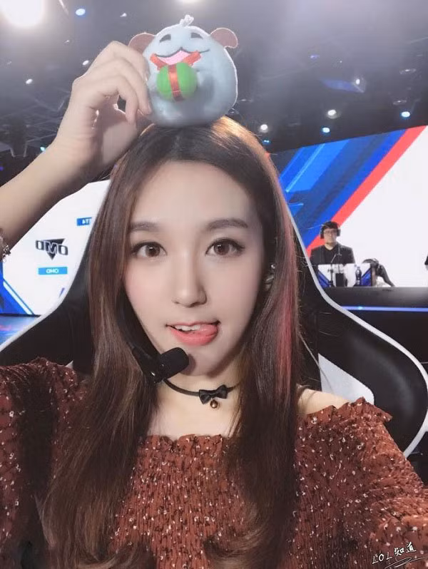 Nữ game thủ nổi tiếng tên thật là Phùng Vũ. Sở hữu khuôn mặt xinh đẹp có đôi nét lai Tây, vóc dáng cao ráo, quyến rũ, Rita hiện được mệnh danh là nữ streamer đẹp nhất xứ Trung.