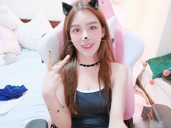 Nữ streamer xinh đẹp nhất nhì xứ Trung cũng nhận được sự đánh giá cực cao của Tencent Games cũng như Riot Games, vinh dự góp mặt trong nhiều sự kiện lớn của 2 ông lớn này.
